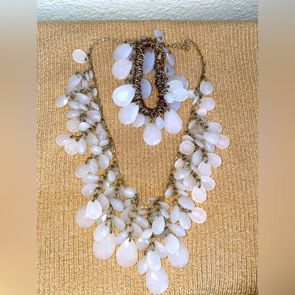 NATASHA NECKLACE AND BRACELET SET - WHITE W/GOLD CHAIN💖🤍💕 - Picture 2 of 4